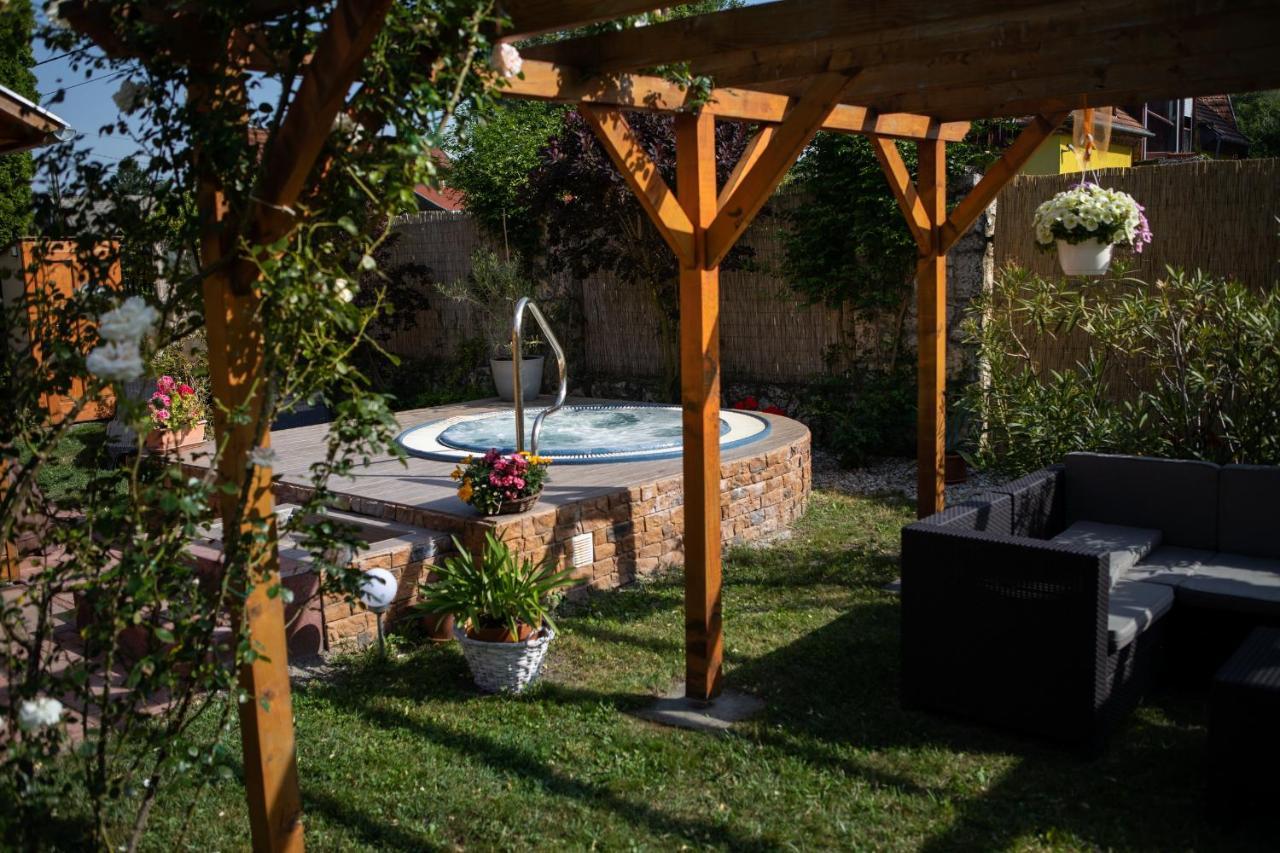 Zsanett Hotel Balatonkeresztúr Екстериор снимка