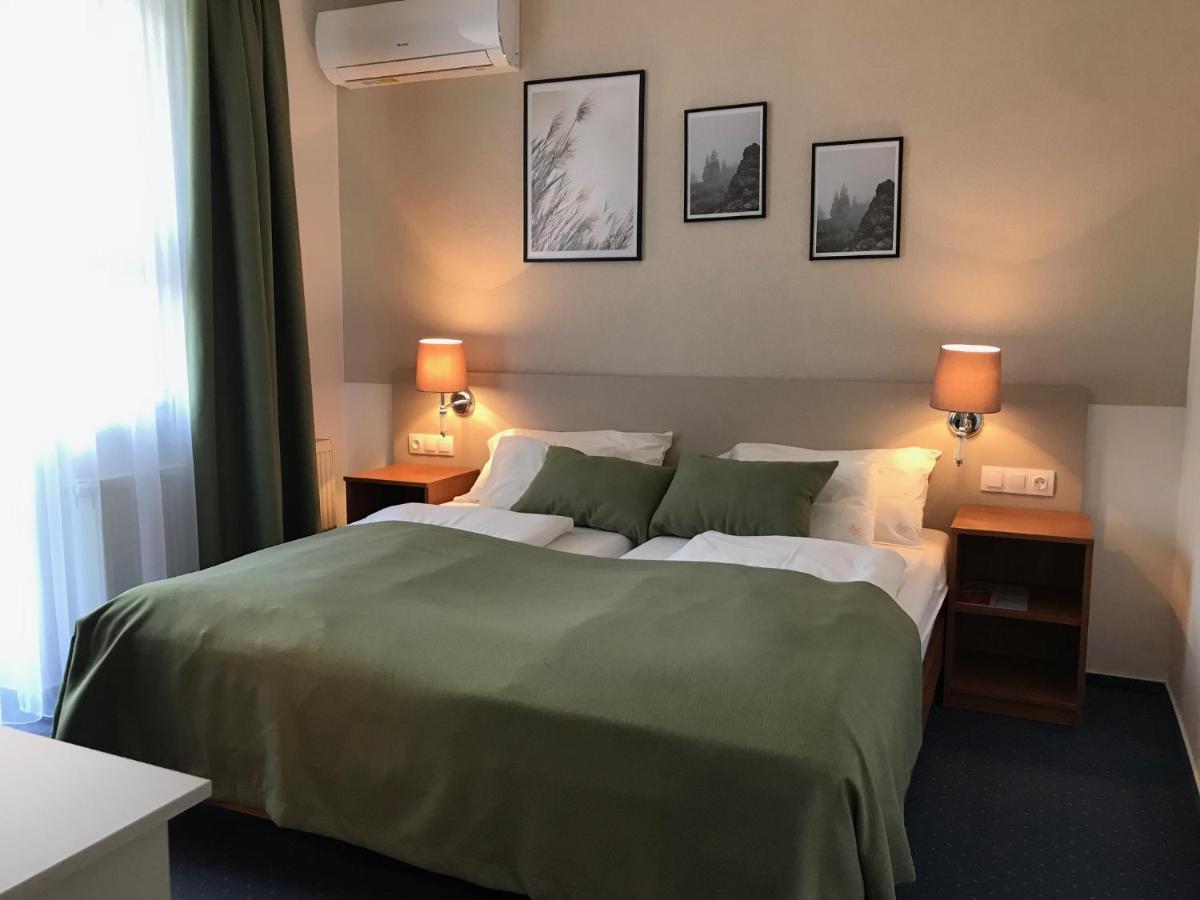 Zsanett Hotel Balatonkeresztúr Екстериор снимка