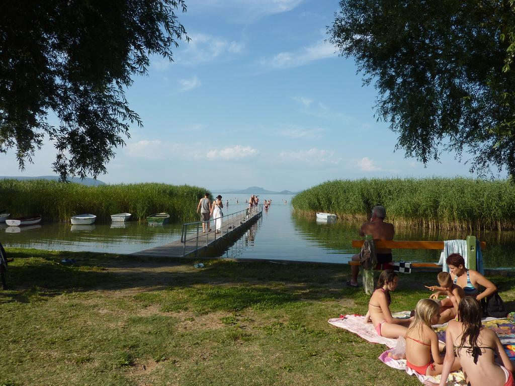 Zsanett Hotel Balatonkeresztúr Екстериор снимка