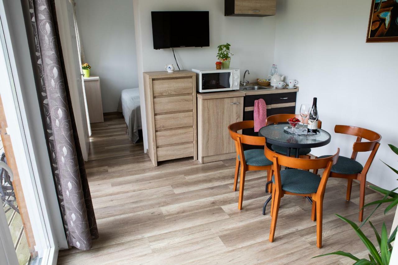 Zsanett Hotel Balatonkeresztúr Екстериор снимка